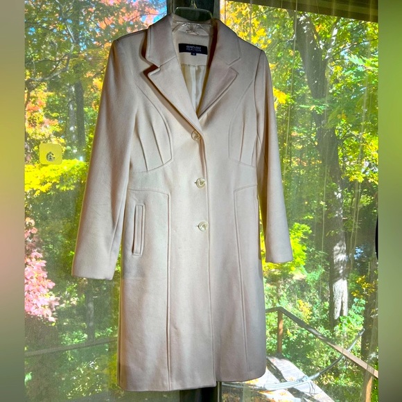 Kenneth Cole Reaction Jackets & Blazers - Kenneth Cole Reaction cream color cute coat. Pre-owned but good condition.Size 8